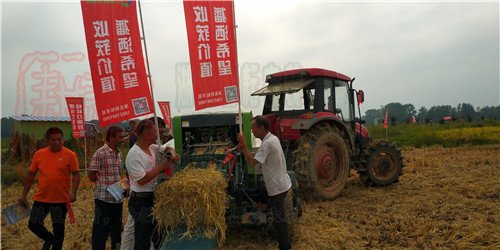 圍觀世達爾方草捆打捆機