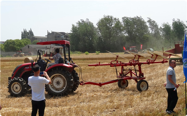 摟草機進行摟草作業提高打捆效率