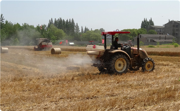 仙桃秸稈綜合利用撿拾打捆現場會