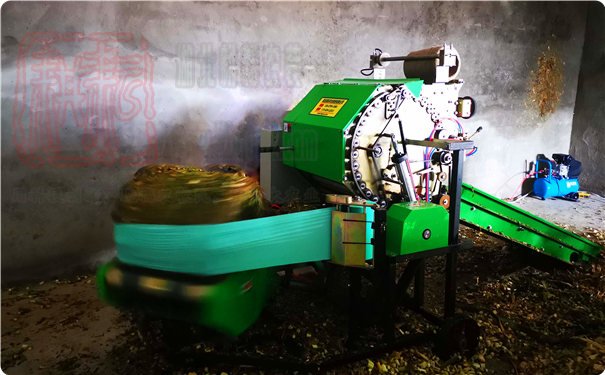 青貯玉米秸稈打捆包膜機作業場景