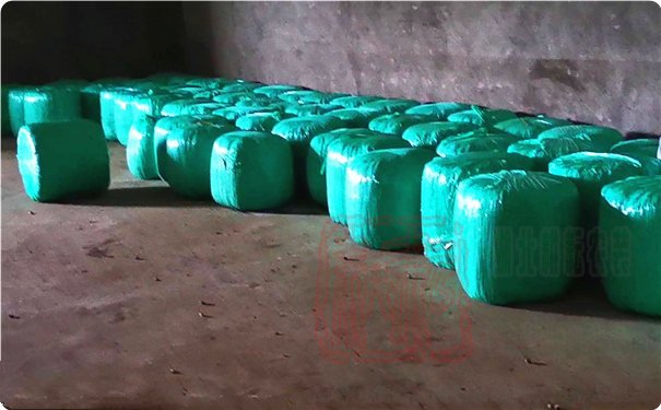 青貯玉米秸稈打捆包膜機作業場景