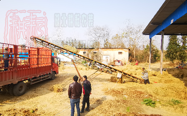 陽新縣荊頭山助環保增促收 秸稈打捆變廢為寶