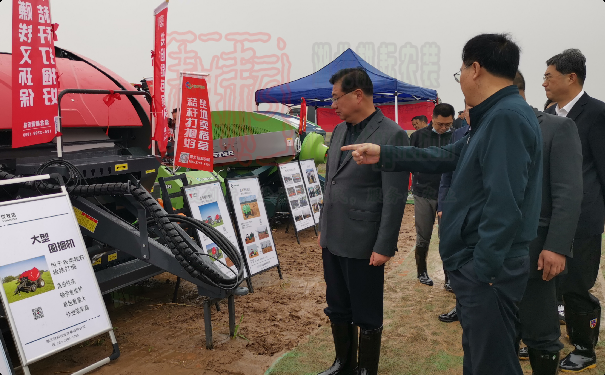世達爾、優牧達打捆機參加湖北首屆新型農機田間展活動