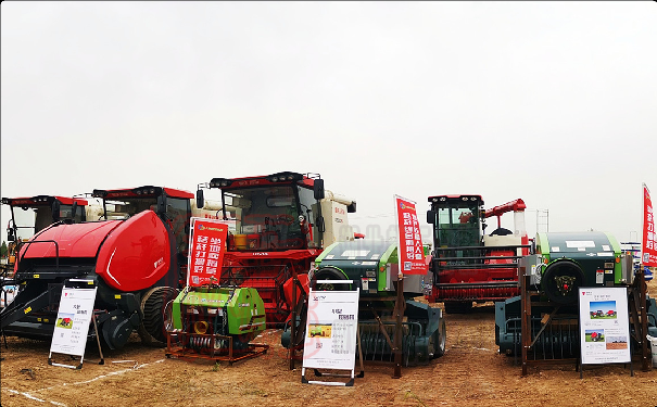 世達爾、優牧達打捆機參加湖北首屆新型農機田間展活動
