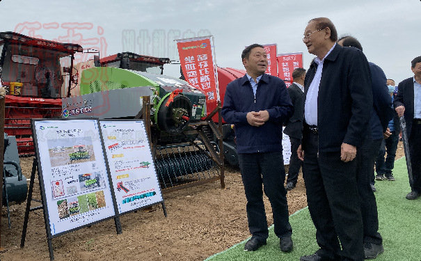 世達爾、優牧達打捆機參加湖北首屆新型農機田間展活動