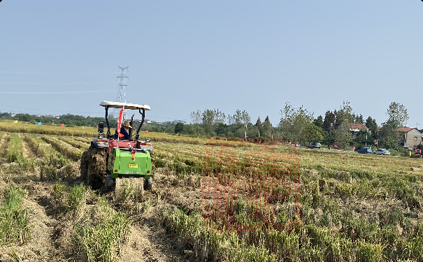 科技助力機收減損 秸稈打捆回收促環保增效益