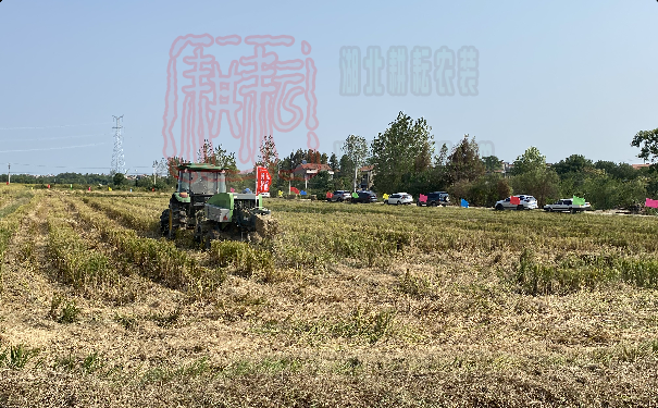 科技助力機收減損 秸稈打捆回收促環保增效益